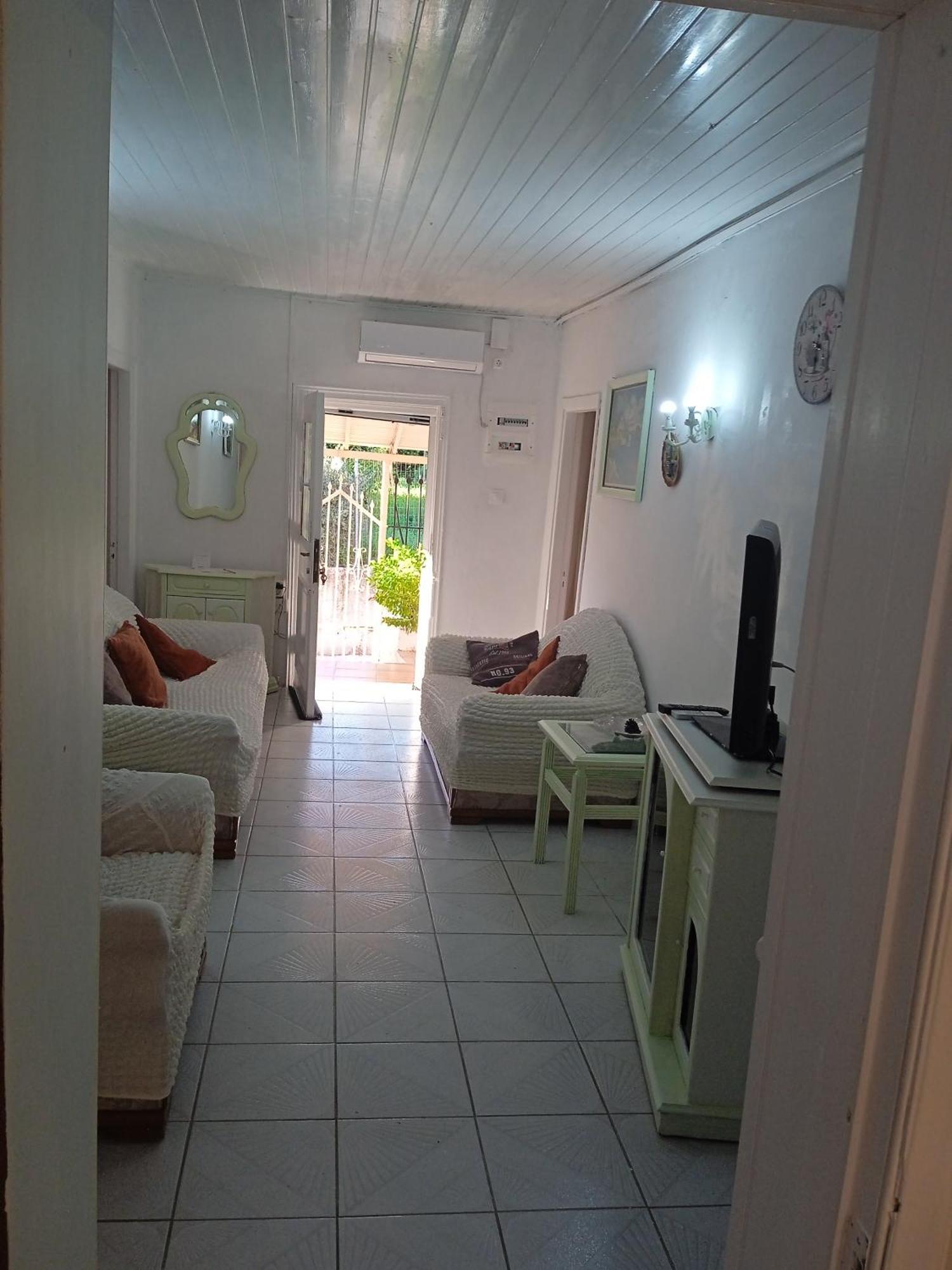 Angela, Traditional In The Village Holiday home *